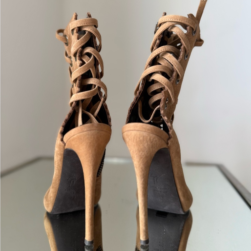 EUC Giuseppe Zanotti Nubuck Lace-Up Ankle
Boots $1,595 36 - Picture 10 of 16